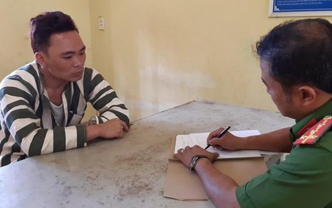 Đối tượng ngáo đá khống chế 4 học sinh, dùng dao đâm công an bị thương