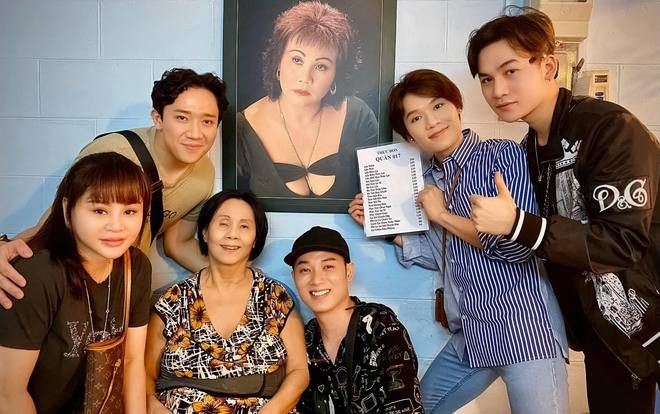 Trấn Thành cùng Lê Giang, Trúc Nhân, Quang Trung và Ali Hoàng Dương đến thăm quán ăn nghệ sĩ Hoàng Lan: Ngon nhứt nách!