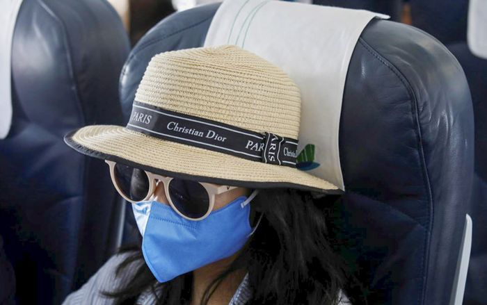 Bộ Y tế đưa ra khuyến cáo phòng ngừa COVID-19 cho hành khách đi máy bay, tàu hoả, taxi…