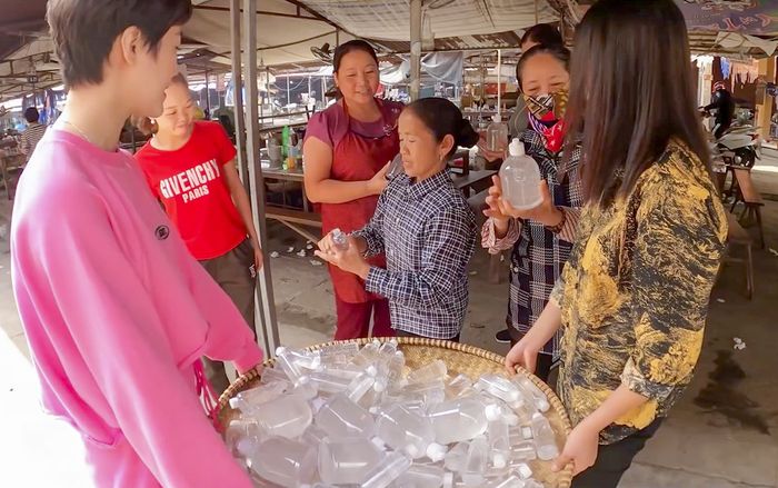 Làm 100 lít nước rửa tay khô phát miễn phí cho mọi người, Bà Tân Vlog được dân tình khen tới tấp