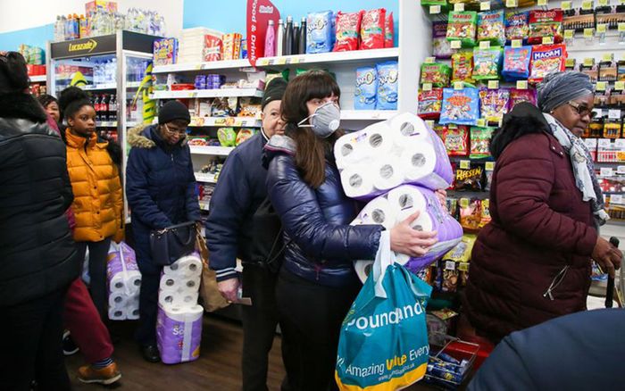 Người đàn ông tức giận vì bị cướp giấy vệ sinh giữa mùa dịch COVID-19