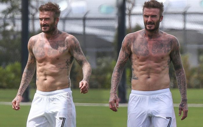 David Beckham khoe cơ bụng 6 múi ở tuổi 45, 'chặt đẹp' cả 2 con trai