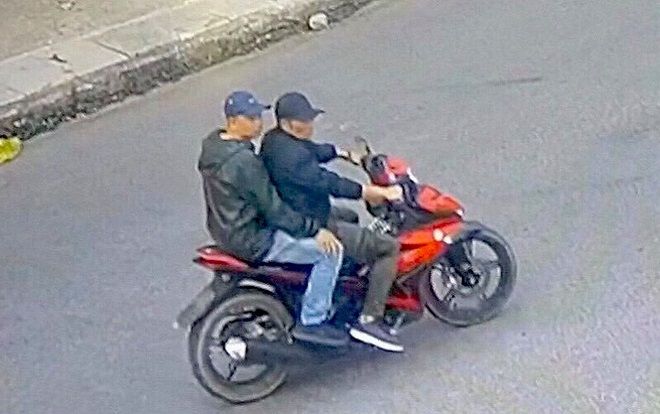 Công an truy tìm 2 người đàn ông ép xe, tấn công phóng viên