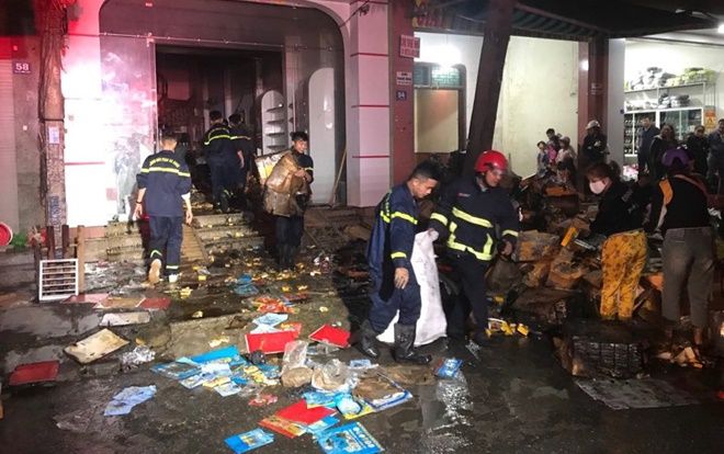 Cảnh sát giải cứu cụ bà cùng nam thanh niên mắc kẹt trong ngôi nhà 3 tầng bốc cháy