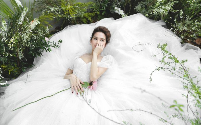 Hóa cô dâu ngọt ngào quyến rũ, Ngọc Trinh thẳng tiến top đầu sao đẹp tuần