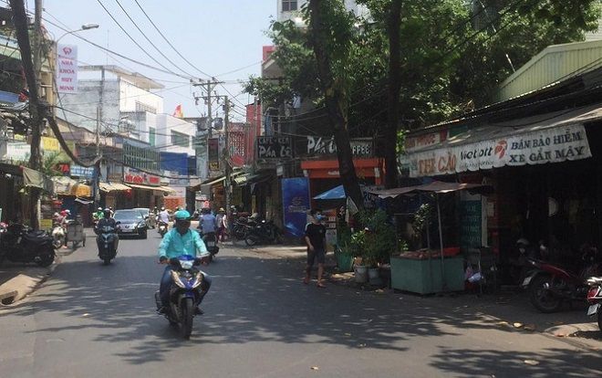 Người phụ nữ bán thịt lợn túm cổ áo, quật ngã đối tượng giật dây chuyền