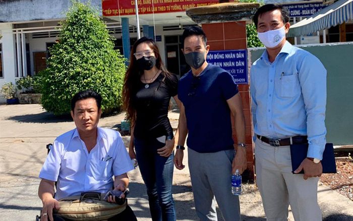 Vợ chồng Lý Hải - Minh Hà cảnh báo có kẻ xấu giả mạo để lừa đảo tiền quyên góp giúp người dân miền Tây