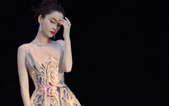 Khác với hình ảnh thời trang, Angelababy cực giản dị khi dọn cỏ trong sân nhà, hình tượng rất gần gũi