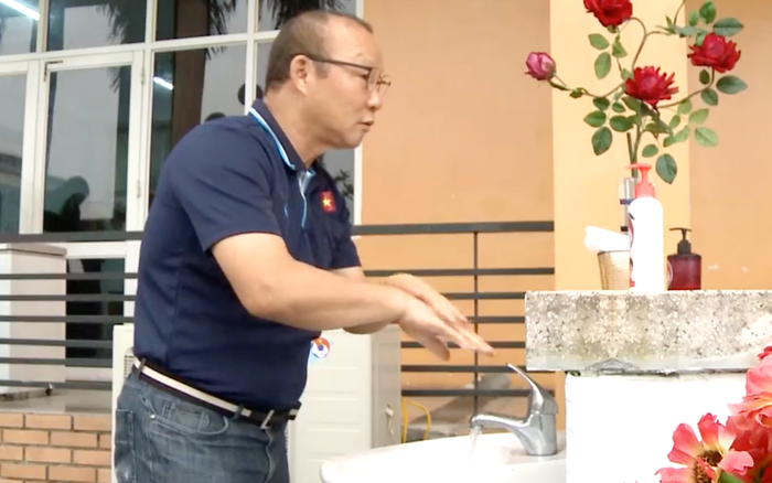 HLV Park Hang Seo tham gia thử thách đẩy lùi Covid-19