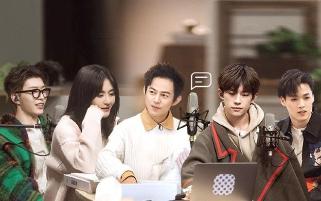 'Bạn ơi hãy lắng nghe': Lần đầu tiên gặp mặt, Phạm Thừa Thừa đã tặng vớ kinh lạc cho Dịch Dương Thiên Tỉ với lý do 'hợp tình hợp lý'