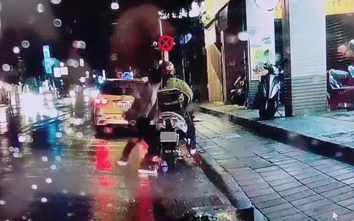 Cãi nhau với vợ về việc tối này ăn gì, người đàn ông cầm dao đâm chết người đi đường