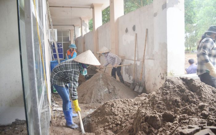 Cận cảnh công nhân hối hả thi công biến bệnh viện bỏ hoang thành khu cách ly phòng dịch COVID-19