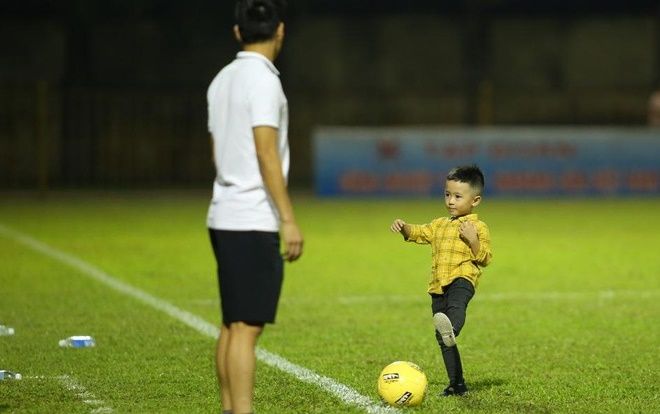 Văn Quyết dạy con chơi bóng đá
