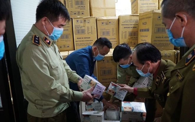 Tạm giữ 500.000 chiếc khẩu trang đang tiêu thụ ‘chui’ ở Hà Nội