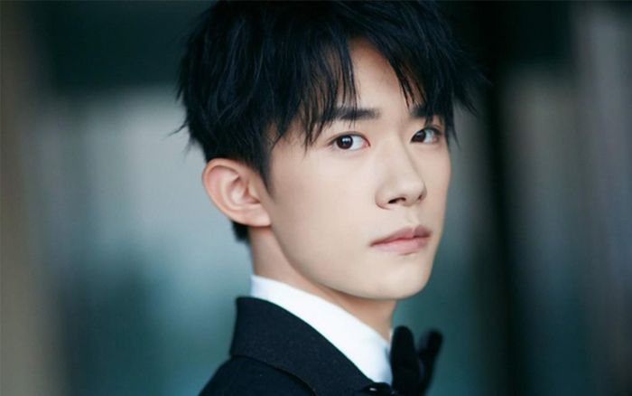 Từng bị hô 'cút ra khỏi TFBoys' đến khi trở thành thành viên thành công nhất nhóm, Dịch Dương Thiên Tỉ đã trải qua điều gì?