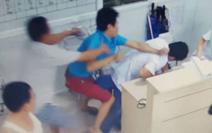 Danh tính nhóm 7 thanh niên hành hung chấn thương, gãy sống mũi bác sĩ phải nhập viện cấp cứu