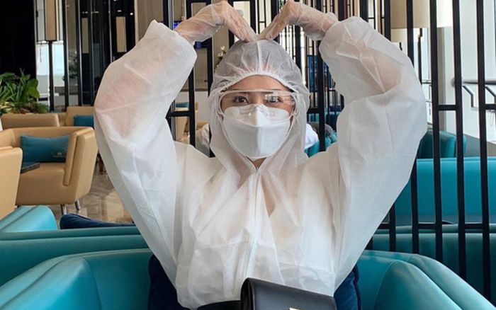 Thời trang sân bay của Chi Pu giữa dịch Covid-19: Đeo khẩu trang và suit kín mít