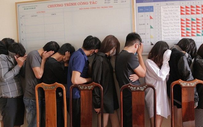 Bắt quả tang 11 nam thanh nữ tú 'mở tiệc' ma túy trong khách sạn