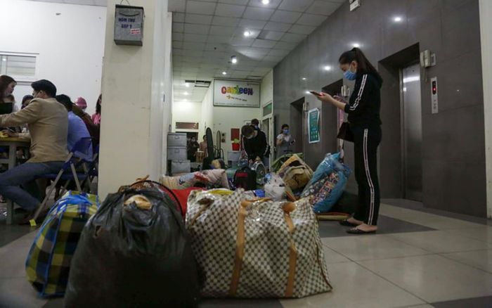 Hơn 1.000 sinh viên Hà Nội hối hả di rời trong đêm, dành phòng cho khu cách ly dịch COVID-19