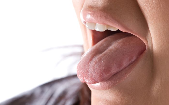 Kỳ quặc người phụ nữ liếm tay nắm cửa để 'phản đối COVID-19'