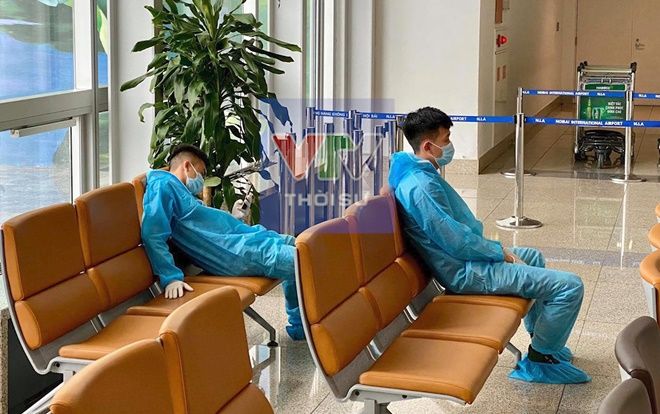 Giây phút nghỉ ngơi hiếm hoi của nhân viên Cảng hàng không Nội Bài giữa dịch COVID-19 gây xúc động