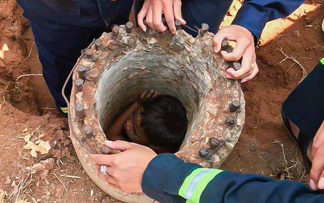 Bé trai 8 tuổi được giải cứu sau 5 tiếng bị mắc kẹt trong trụ điện