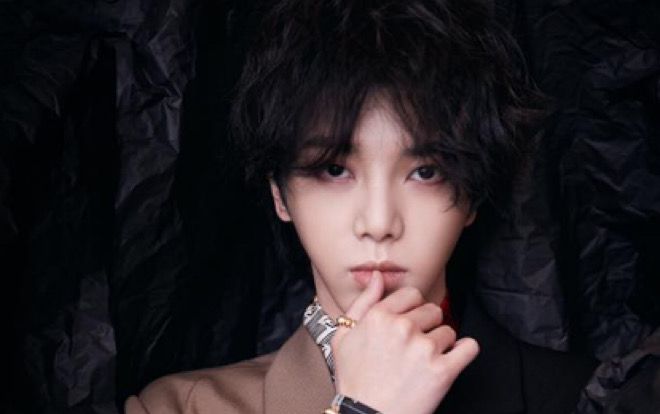 Thực hiện thử thách đặt xu lên vai, tuy nhiên điều mà khán giả chú ý nhất ở Hoa Thần Vũ chính là thứ này…