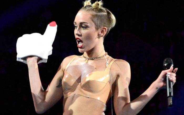 Bị so sánh với gà tây tại VMAs 2013, Miley Cyrus không dám mặc bikini suốt hai năm