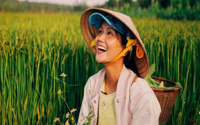 Dân mạng tranh cãi với hành động cầm vòi phun nước trong tư thế nhạy cảm của H'Hen Niê