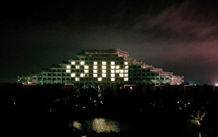 Hàng loạt khách sạn thắp sáng biểu tượng trái tim động viên những người thầm lặng chống dịch COVID-19