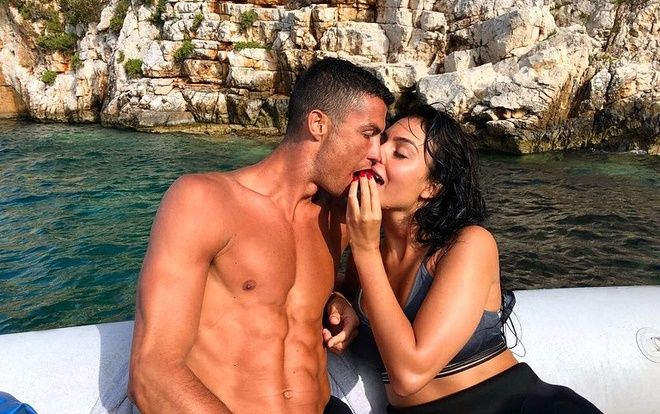 Sau vụ trốn cách ly Covid-19, bạn gái nóng bỏng khen Ronaldo