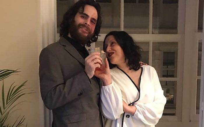 Phải cách ly tại nhà vì COVID-19, cặp đôi tổ chức đám cưới ngay bên cửa sổ