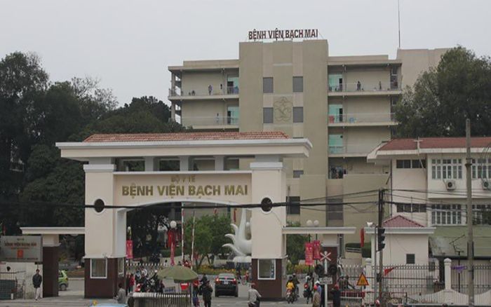 Bệnh viện Bạch Mai tạm dừng khám theo yêu cầu, tái khám tại các khoa sau khi hai nữ điều dưỡng nhiễm COVID-19