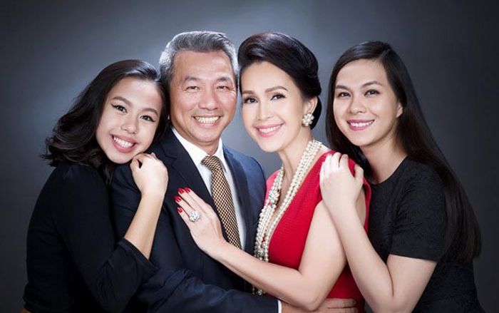 'Nữ hoàng ảnh lịch' Diễm My 6X không cho 2 con gái về nước giữa mùa dịch COVID-19