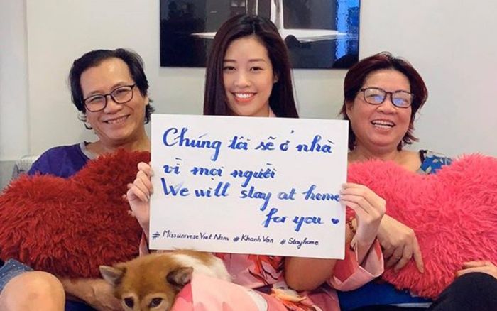 Hoa hậu Khánh Vân cùng bố mẹ kêu gọi phòng chống Covid-19, hạn chế tụ tập, tránh ra ngoài
