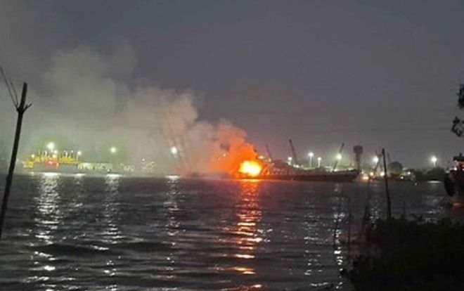 Tàu chở xăng bất ngờ bốc cháy trên sông Đồng Nai khiến 2 người tử vong, 1 người mất tích