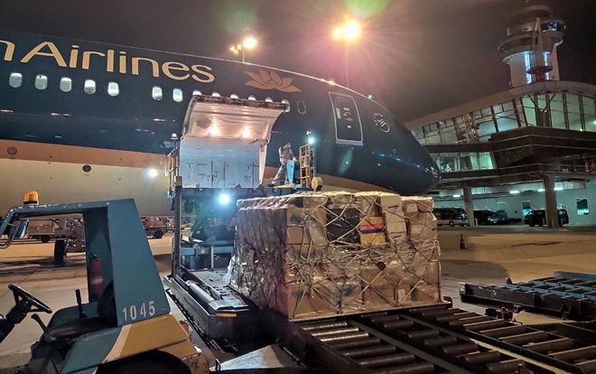 Vietnam Airlines miễn cước vận chuyển trang phục bảo hộ y tế và khẩu trang phòng chống dịch COVID-19