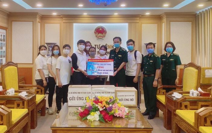 Vợ chồng Đông Nhi - Ông Cao Thắng cùng fan-club trao tặng 35.000 khẩu trang và nhiều vật dụng y tế