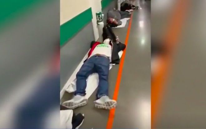 Bệnh nhân nằm la liệt dọc hành lang bệnh viện ở Tây Ban Nha