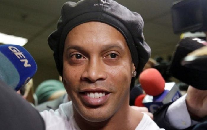 Ronaldinho nguy cơ ngồi tù 10 năm vì nghi án rửa tiền xuyên quốc gia