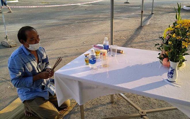 Người đàn ông nén đau thương khi nhận tin cha mất, lập bàn thờ chịu tang trong khu cách ly