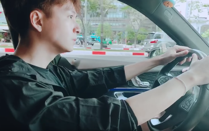 Ngô Kiến Huy khoe góc nghiêng 'sắc bén', hát live 'Lỗi của anh' trên xe hơi đầy tâm trạng