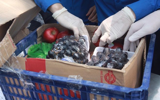 Người thân tấp nập mang táo, nho Mỹ cho con ở khu cách ly dịch COVID-19