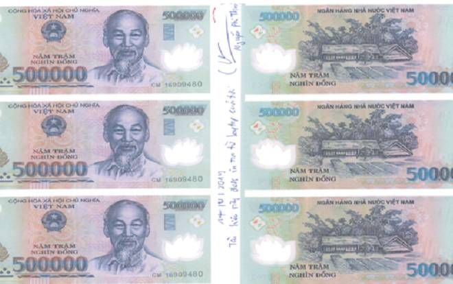 Chủ tiệm thiệp cưới in luôn tiền giả rồi đem đi bán