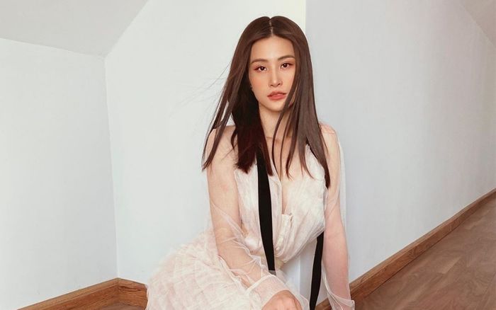 Đông Nhi diện đồ xuyên thấu rõ đẹp nhưng cũng chỉ để… lên sân thượng hứng nắng