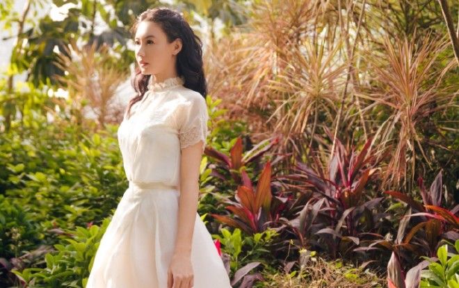 Trương Bá Chi chia sẻ hình ảnh ngày xuân tươi đẹp, mỉm cười trước ống kính ngọt ngào tựa tiên nữ