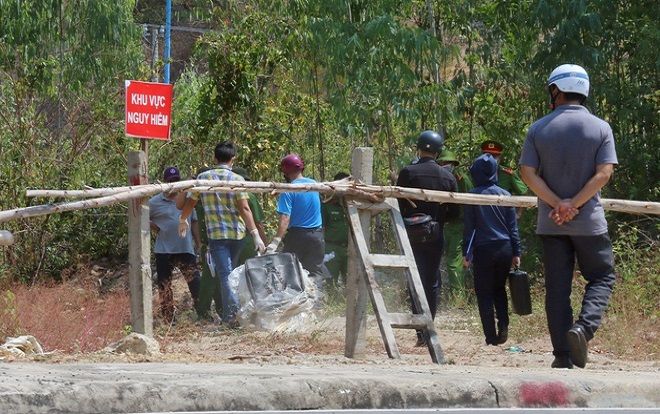 Tá hỏa phát hiện thi thể trong chiếc vali giấu ở bụi rậm