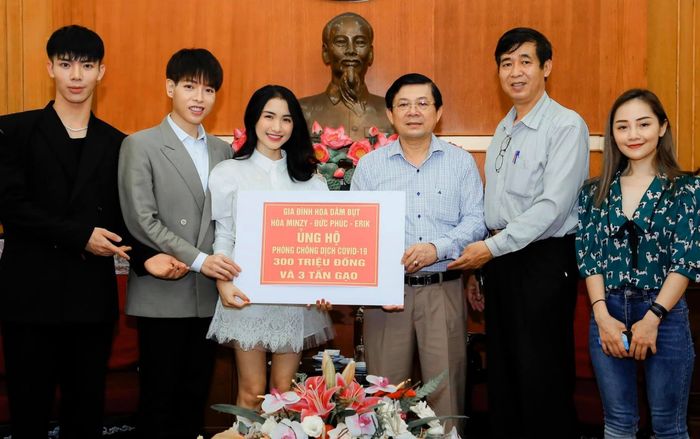 Gia đình 'Hoa dâm bụt' ủng hộ 300 triệu và 3 tấn gạo chống COVID - 19: 'Khi Tổ Quốc cần, chúng em có mặt'