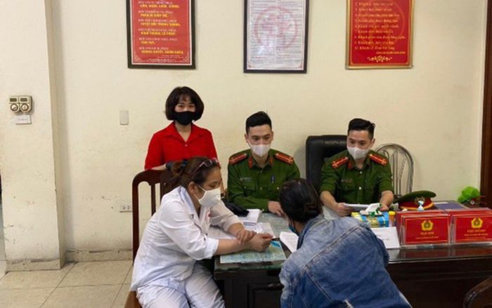 Không đeo khẩu trang khi ra đường, một người phụ nữ ở Hà Nội bị xử phạt 200 nghìn đồng