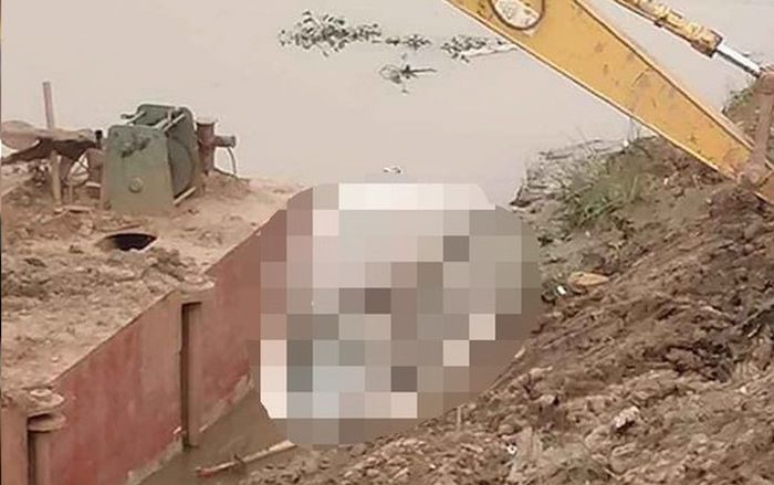 Tá hỏa phát hiện cô gái trẻ tử vong dưới sông Vách Bắc